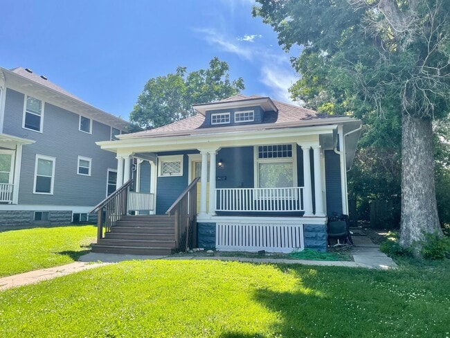 Building Photo - AVAILABLE NOW! Move-In Special! Half Off F...