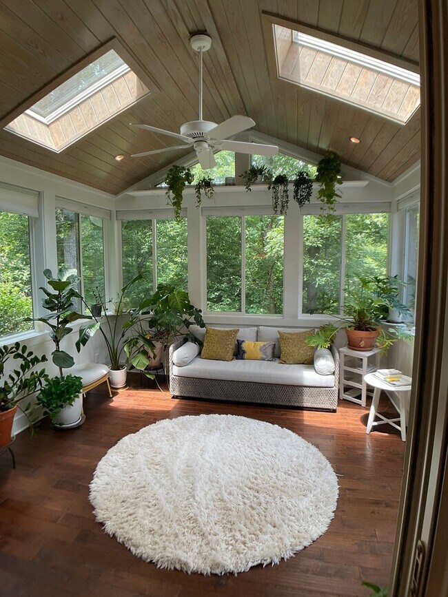 Building Photo - Executive Home in The Heart of Chapel Hill!