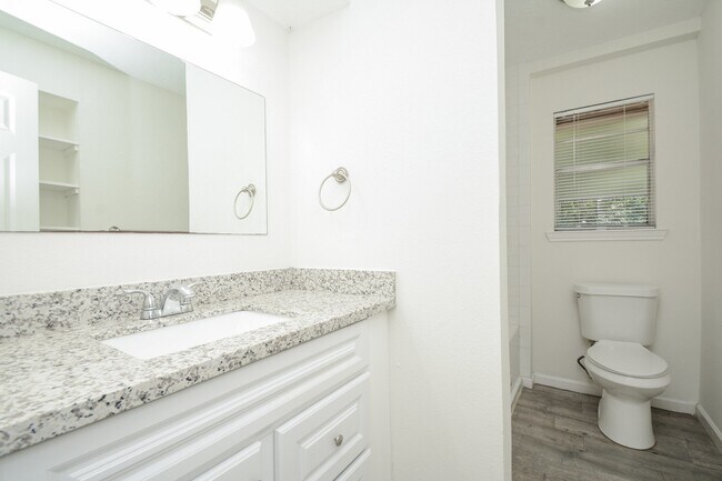 Building Photo - 1825 Live Oak Dr