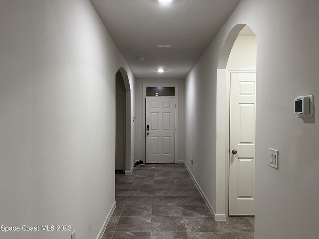 Building Photo - 388 Guinevere Dr SW
