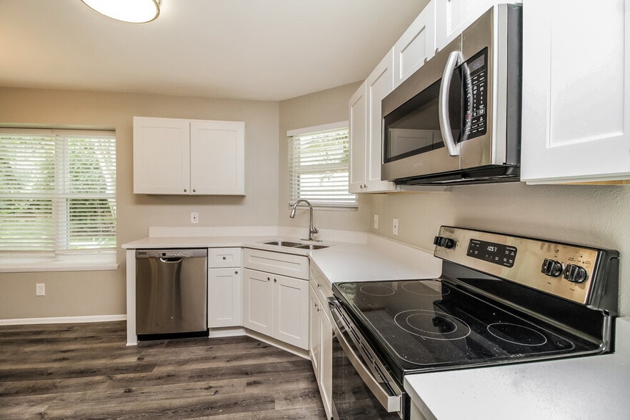 Building Photo - 520 Portland Cir