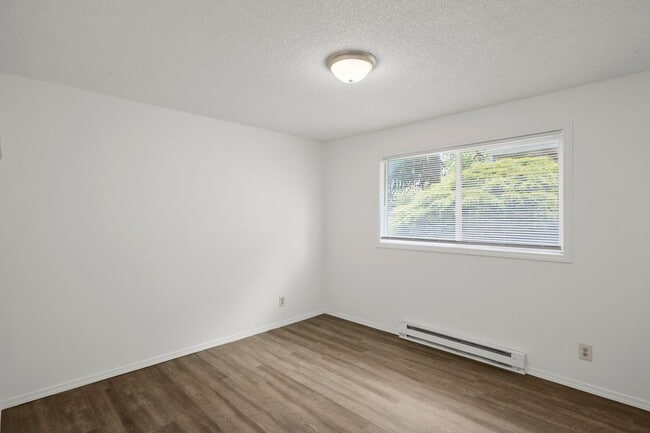 Building Photo - Updated 2 Bedroom, 1 Bathroom Duplex in the Heart of North Portland