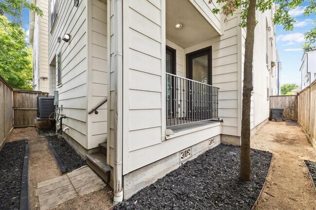 Building Photo - 5644 Larkin St