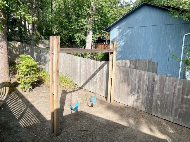 Building Photo - SPACIOUS 4 Bed/3 Full Bath Home in West Linn