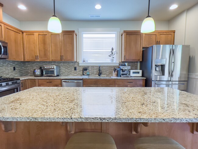 Building Photo - Exceptional 4 Bed + 2.5 Bath House ~  Beth...