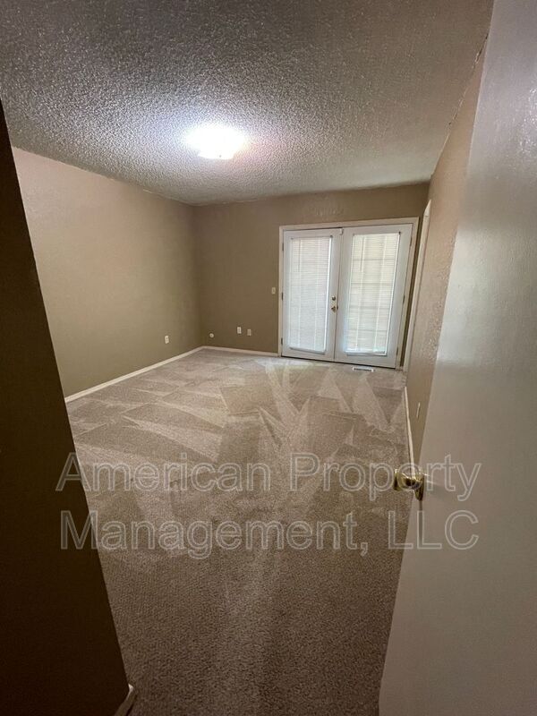 Building Photo - 4407 S Gum Ave