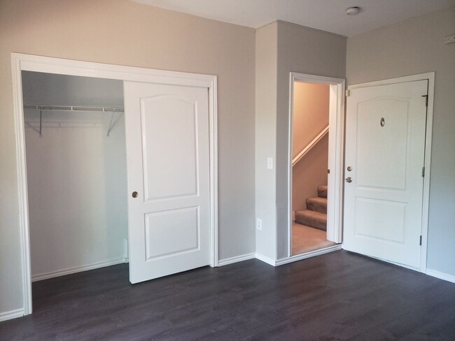 Building Photo - Large 3-bed Townhouse in Terwilliger South