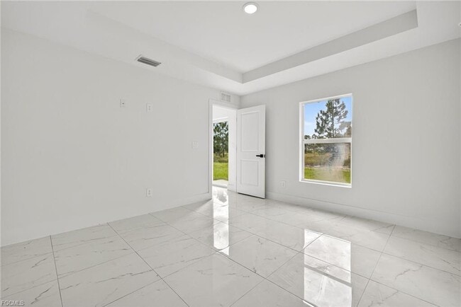 Building Photo - 1108 Eauclaire St E