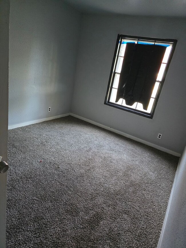 Building Photo - LIMITED TIME**NO APPLICATION FEE**1/2 OFF ...