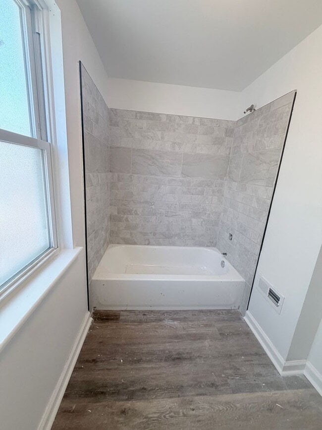 Building Photo - 2-bedroom HOUSE near University City!