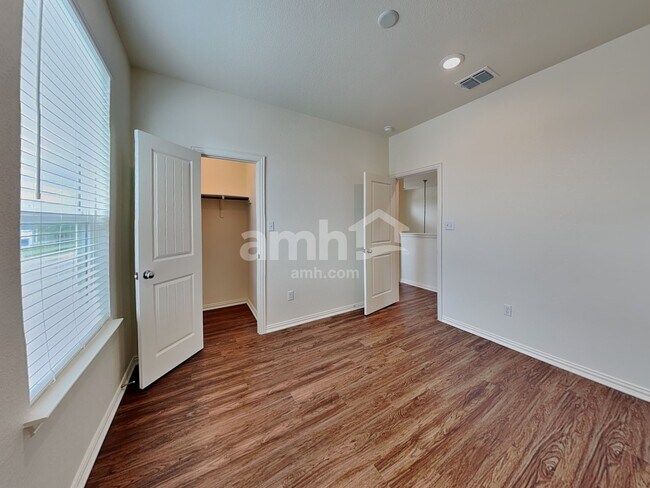 Building Photo - 2734 Lillybrook Ln