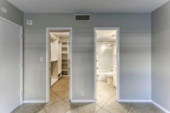 Building Photo - 2900 NE 30th St