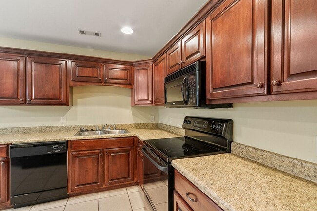 Building Photo - Nice 3 Bed 2 Bath Available in August! Boo...