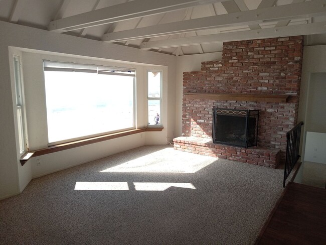 Building Photo - Fabulous 3 bedroom 2 bath tri-level home w...