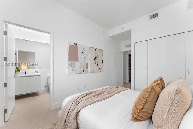 Building Photo - 700 NE 24th St