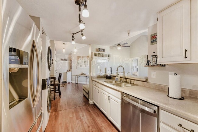 Building Photo - 12304 W Cross Dr