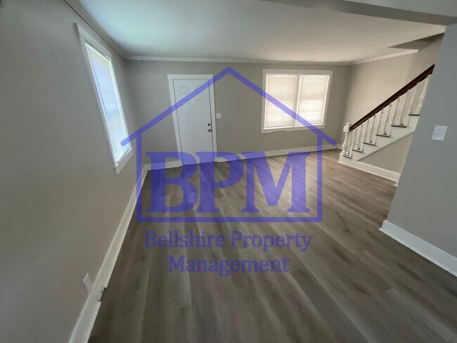 Building Photo - Freshly Renovated 3 Bed, 1 Bath Duplex – G...