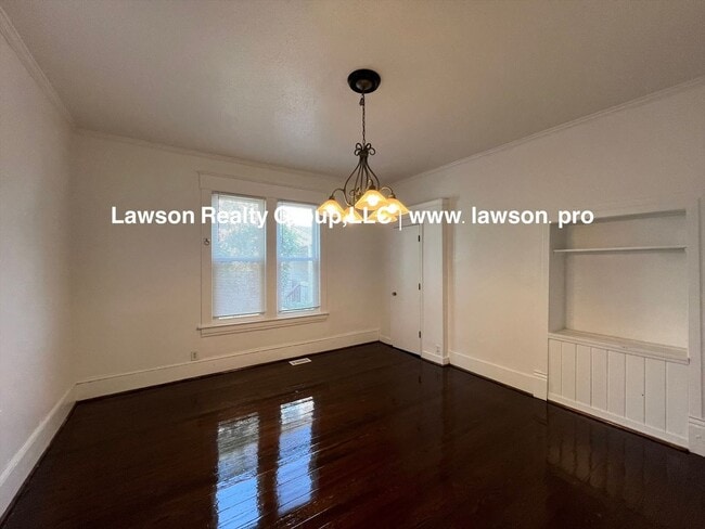 Building Photo - 1208 Chapman Ave SW