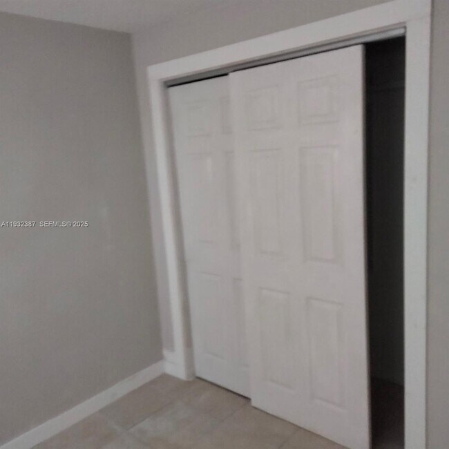 Building Photo - 405 SW 13th Pl