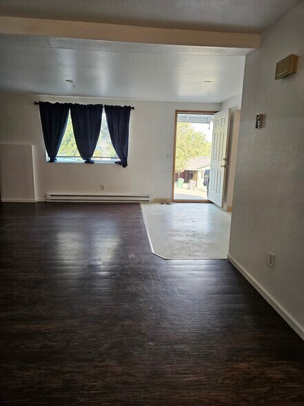 Building Photo - 452 N Van Buren St