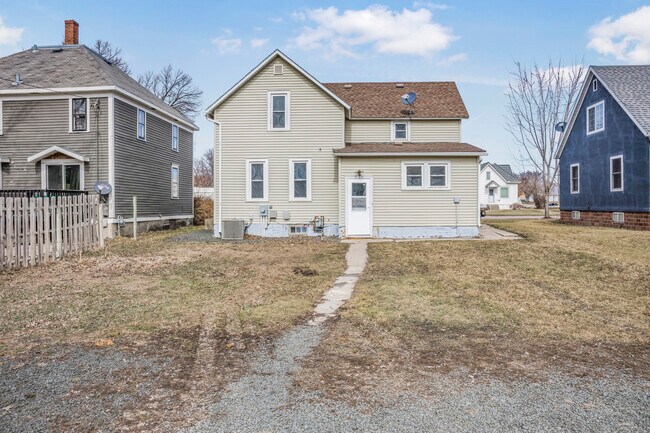 Building Photo - 521 Main St E