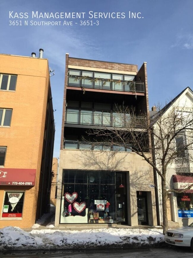 Building Photo - Newer Construction Prime Southport Corrido...