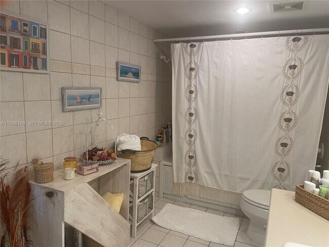 Building Photo - 1121 Crandon Blvd