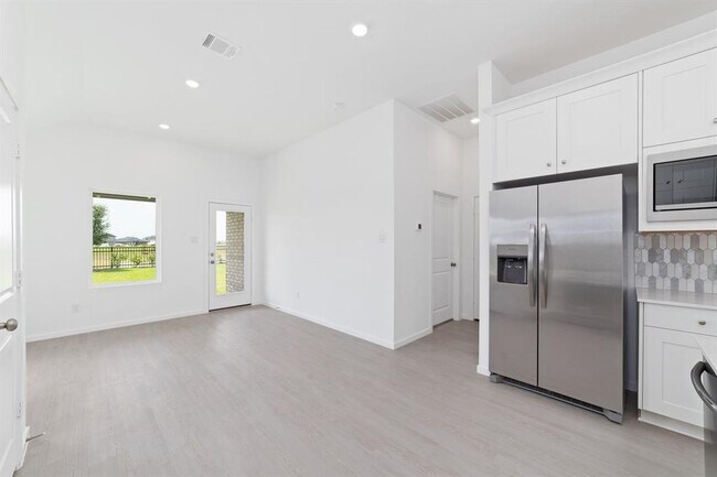 Building Photo - 27619 Village Cir Dr