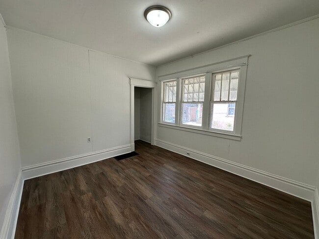 Building Photo - 44 Vandine Pl NE