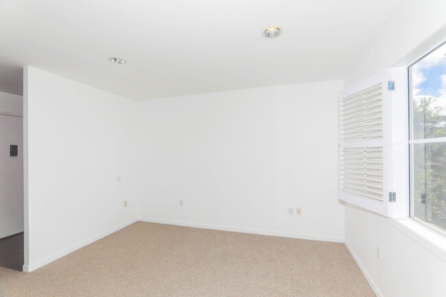 Building Photo - Northpointe - 1-bedroom corner unit locate...