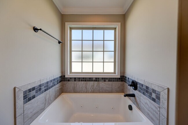 Building Photo - 1008 Meadowview Ln