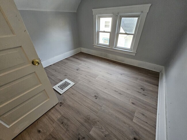 Building Photo - 1850 E 32nd St