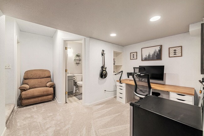 Building Photo - 3 Bed | 3.5 Bath | Modern & Spacious Townhome