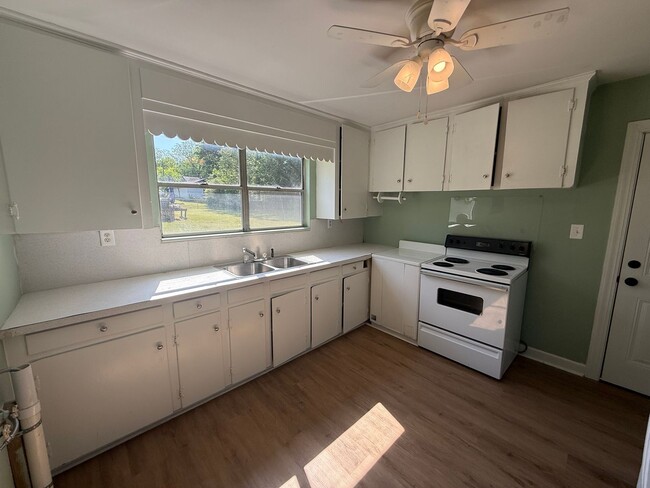 Building Photo - 2/1 Home Available Now!