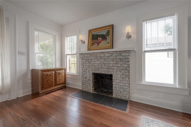 Building Photo - 207 W Hiawatha St