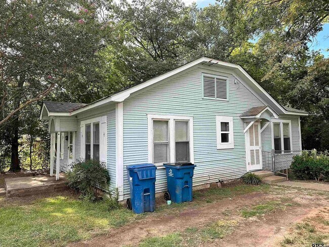 Building Photo - 305 E Bradford St