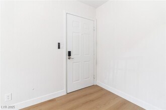 Building Photo - 5060 Indian River Dr