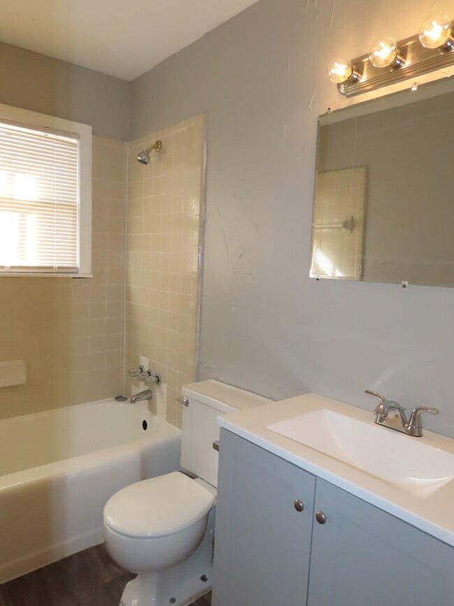Building Photo - Lovely Updated 3 Bedroom, 2 Bath House in ...