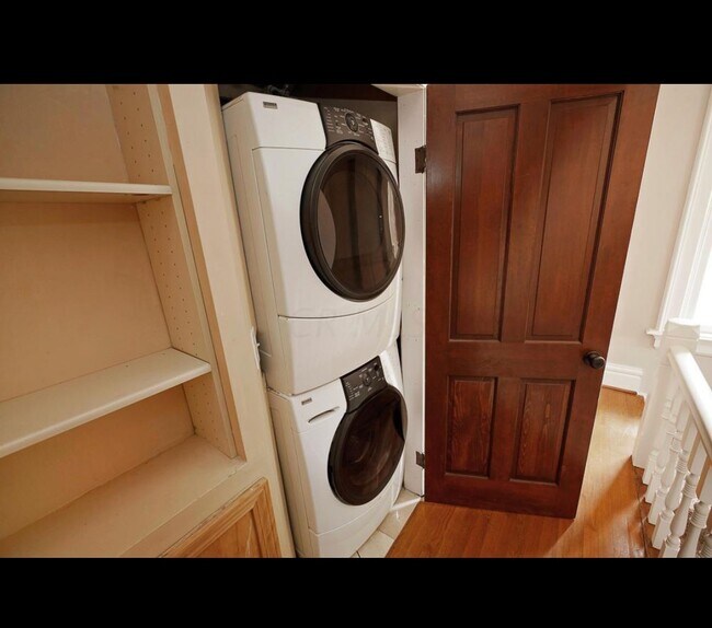 Building Photo - 220 E Deshler Ave