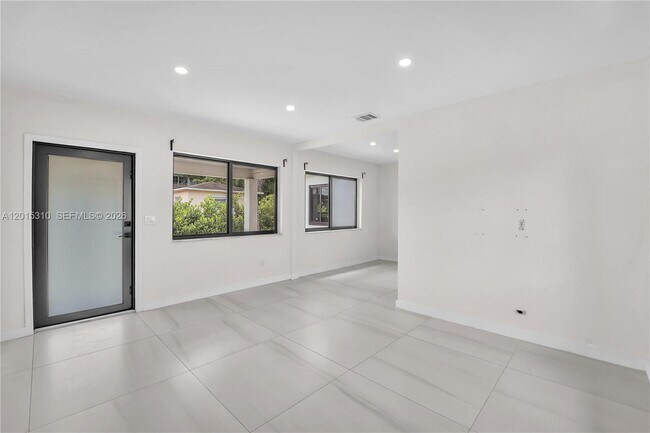 Building Photo - 621 SW 33rd Ave
