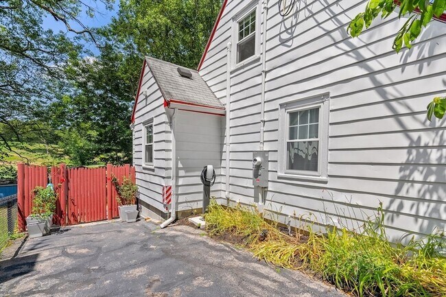 Building Photo - 567 Poplar St