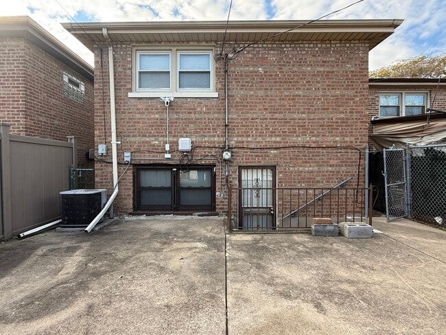 Building Photo - 9013 S Kingston Ave