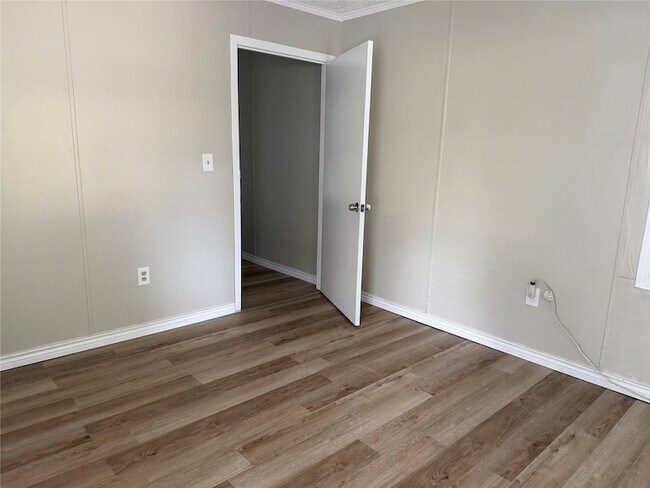 Building Photo - 910 Queenswood St