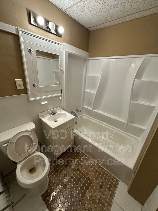 Building Photo - 3289 E 143rd St