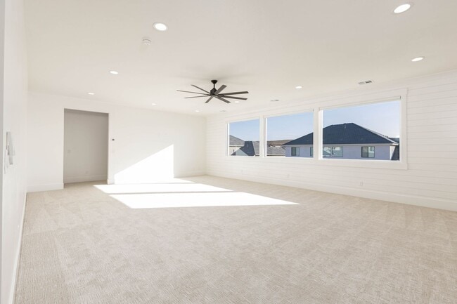 Building Photo - 6 bed / 4 bath / 3 car garage custom home in Pecan Valley