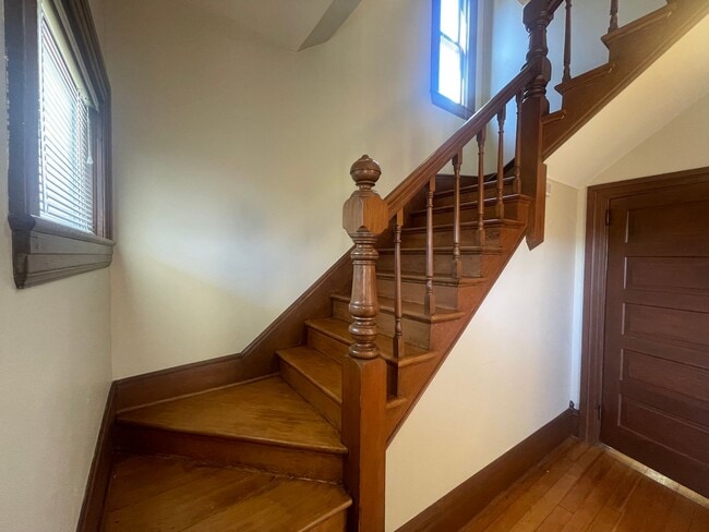 Building Photo - Charming 2 Bed / 1.5 Bath Victorian with G...