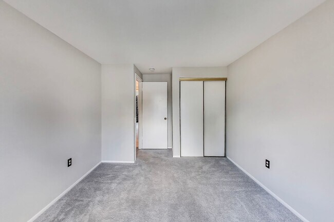 Building Photo - 3 bed + 2 Full + 2 half Bath - End Unit TH