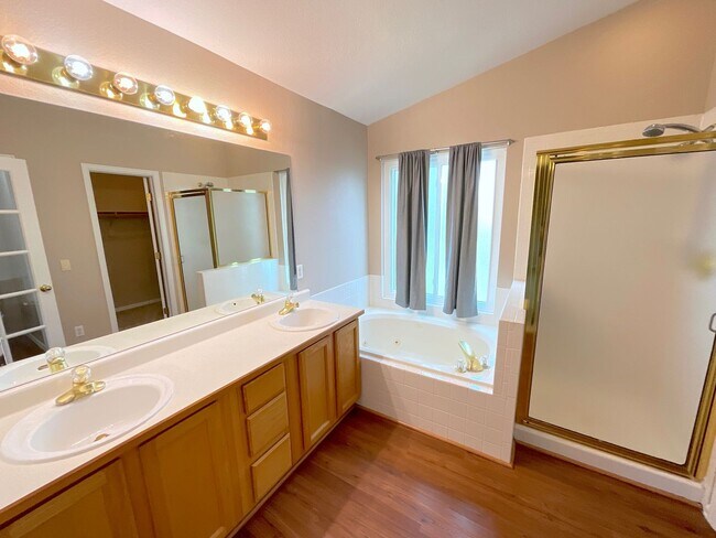 Building Photo - 4 Bedroom Home Available Near Constitution...