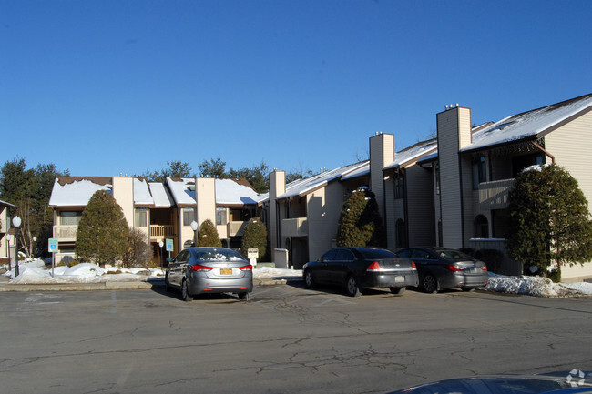Building Photo - Pine Hollow Commons