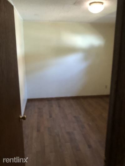 Building Photo - 3 br, 1 bath  - 1033 College St N  upper unit